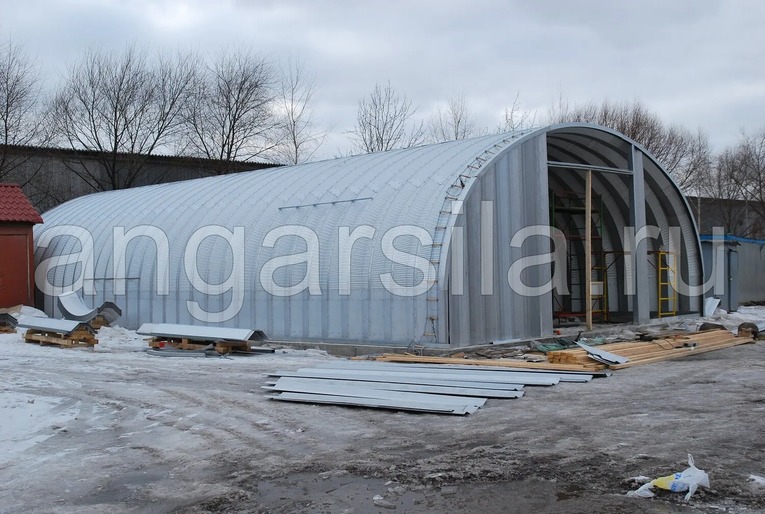 картинка-ссылка на статью: Какой ангар подходит для хранения техники в Югорске?
